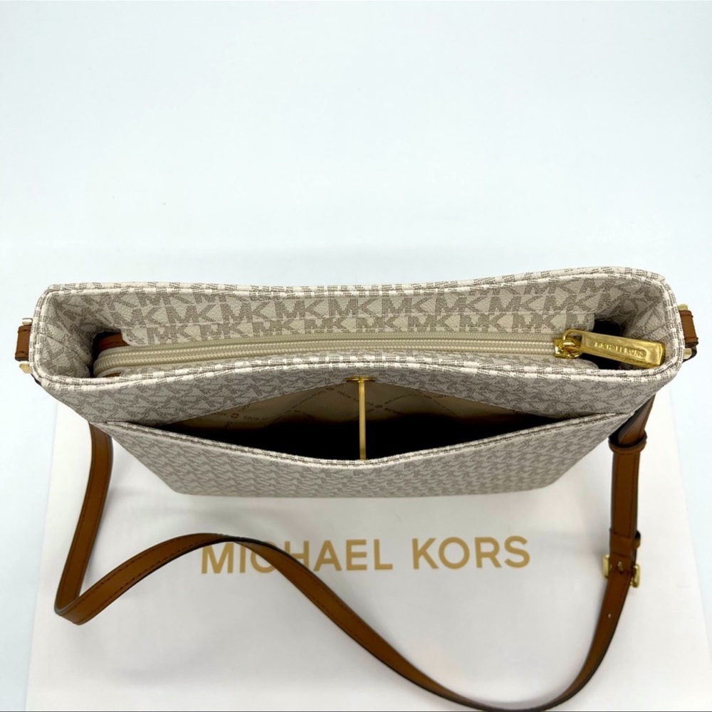 Michael Kors Large Messenger Bag Vanilla - Picture 6 of 13